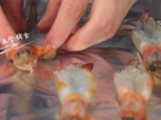 3、奶酪焗虾,用手让整个虾铺平。