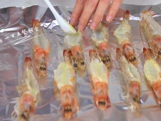 4、奶酪焗虾,沙拉酱涂抹在虾肉上。