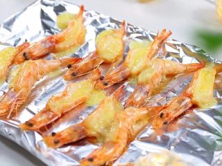 8、奶酪焗虾,烤好的虾肉还是嫩嫩的，1岁以上的宝宝吃轻松无压力。