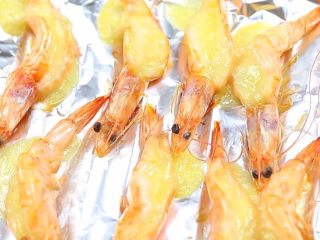 9、奶酪焗虾,拿出来晾凉一下，赶紧吃，热的可以拉丝——很长的丝——冷了没有热的好吃，再加热虾肉会变老，所以啊——我觉得这么好吃的东西，肯定在还没冷就被灭光