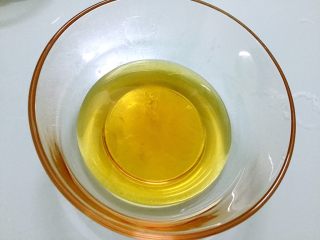 2、奶黄月饼,转化糖浆中加入枧水，搅拌均匀