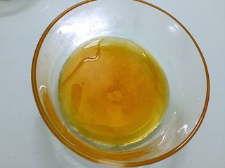 3、奶黄月饼,加入花生油