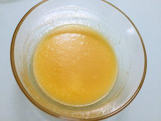 4、奶黄月饼,搅拌均匀