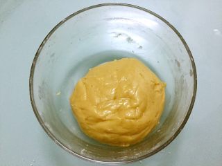 6、奶黄月饼,用刮刀拌成光滑的面团
