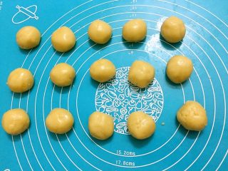 9、奶黄月饼,把冷藏好的面团也分成25克为一份（我的模具是50克）