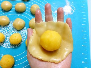 11、奶黄月饼,放入奶黄馅