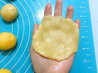 10、奶黄月饼,把面团擀成薄片