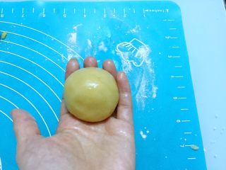 12、奶黄月饼,收口后揉圆