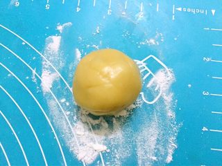 13、奶黄月饼,放入面粉中滚一圈