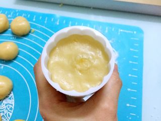 15、奶黄月饼,按压实