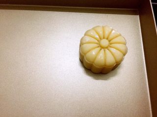16、奶黄月饼,然后轻轻推出放在烤盘上，烤箱上下火150度预热