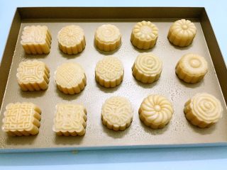17、奶黄月饼,所有月饼做好后在表面喷水