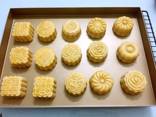 19、奶黄月饼,取出刷蛋黄液