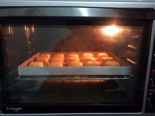 20、奶黄月饼,再放入烤箱，上下火120度，中层烤15-20分钟