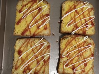 5、吐司披萨,挤上一点番茄酱沙拉酱 不喜欢可以忽略   