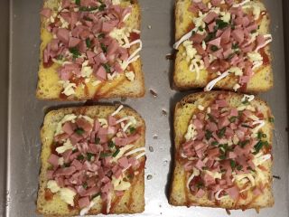 7、吐司披萨,将食材铺上去  喜欢什么就放什么