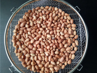 1、花生桃酥（空气炸锅版）,花生仁用干净的湿布擦洗干净，放进炸锅自带的炸篮；