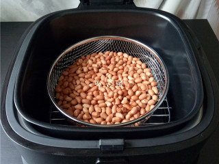 2、花生桃酥（空气炸锅版）,合上盖子，接通电源；启动“坚果”程序，将花生炸香；