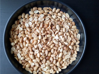 3、花生桃酥（空气炸锅版）,待花生仁稍稍冷却后，双手搓掉花生衣；