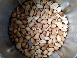 4、花生桃酥（空气炸锅版）,花生用破壁机研磨成花生粉；