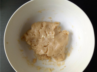 8、花生桃酥（空气炸锅版）,将粉类同油、糖混合物拌成团，无干面粉即可，不用过度搅拌；