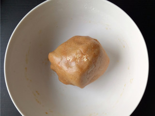 9、花生桃酥（空气炸锅版）,再调入适量花生粉；继续拌成面团；