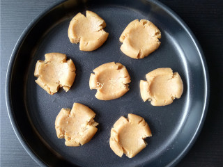 10、花生桃酥（空气炸锅版）,分成均匀大小的丸子，每个丸子重20g；将小丸子搓圆，再用勺子按扁；