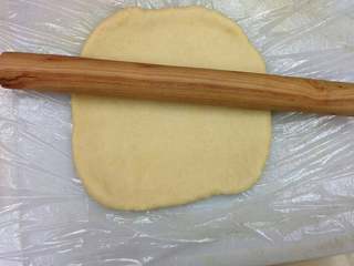 2、培根洋葱披萨,把面坯擀圆状。