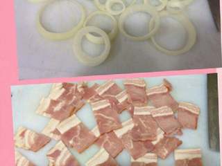 3、培根洋葱披萨, 洋葱切圈。培根切片。