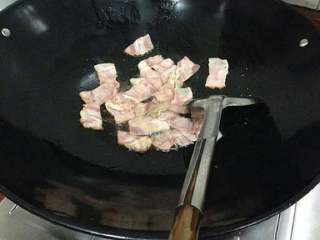 4、培根洋葱披萨,培根用油煎一下,两面微焦即可。