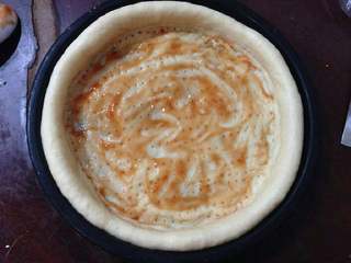 6、培根洋葱披萨,涂上披萨酱或是番茄酱。