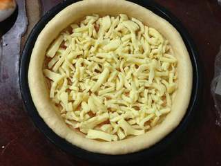 7、培根洋葱披萨,铺满芝士起丝。