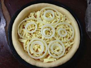 8、培根洋葱披萨,放上洋葱圈。