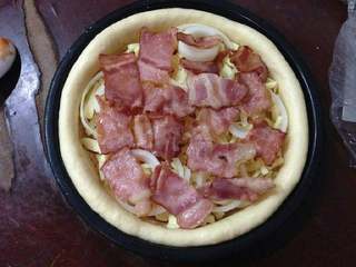 9、培根洋葱披萨,再铺满培根片。