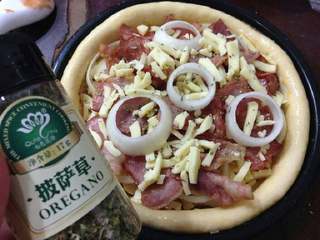 11、培根洋葱披萨,撒上披萨草。