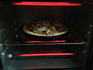 12、培根洋葱披萨,烤箱预热200度,中层,上下火,约烤20分钟左右。注意观察。根据个人烤箱调整。