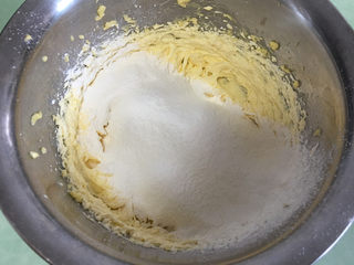 6、棉花糖淋酱夹心曲奇饼干,加入低筋面粉。