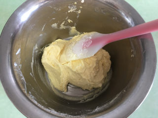 7、棉花糖淋酱夹心曲奇饼干,搅拌均匀至没有干粉。