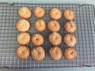 11、棉花糖淋酱夹心曲奇饼干,烘烤结束后取出饼干，放在晾网上晾凉。