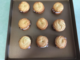 16、棉花糖淋酱夹心曲奇饼干,分别盖上另外一半饼干，轻轻按压。