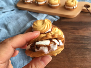 18、棉花糖淋酱夹心曲奇饼干,成品图。