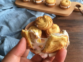 19、棉花糖淋酱夹心曲奇饼干,可以拉丝的一款饼干。