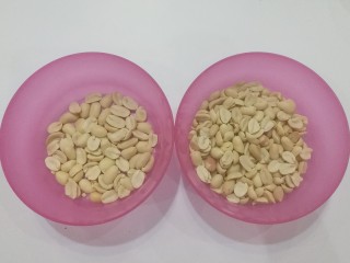 1、花生小酥饼,先将花生米入烤箱烤熟,晾凉后去除红衣,然后挑选一些颗粒完整饱满的出来备用;(表面装饰点缀用)