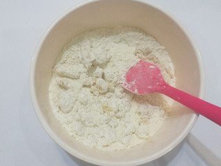 2、花生小酥饼,面粉、花生粉、细砂糖、盐、苏打粉一起放入盆中混合;