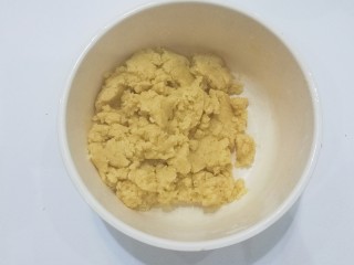 4、花生小酥饼,这是拌好的花生面粉,湿润易成团;