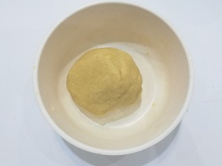 5、花生小酥饼,将拌好的花生面粉用手稍揉成面团;