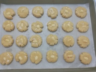 8、花生小酥饼,最后在花生酥饼上均匀的刷上蛋液,然后入烤箱中层170度烤约15~20分钟就OK啦!