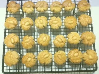 9、花生小酥饼,烤好的花生小酥饼出炉晾凉,已经满屋飘香哦!