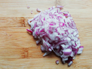 3、鸡蛋香肠沙拉杯,把洋葱切丁备用