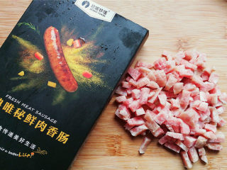 5、鸡蛋香肠沙拉杯,再把香肠切丁备用